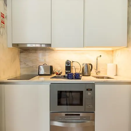 In Between Exclusive Charm By The Center Apartment