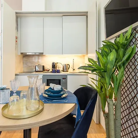 In Between Exclusive Charm By The Center Apartment *